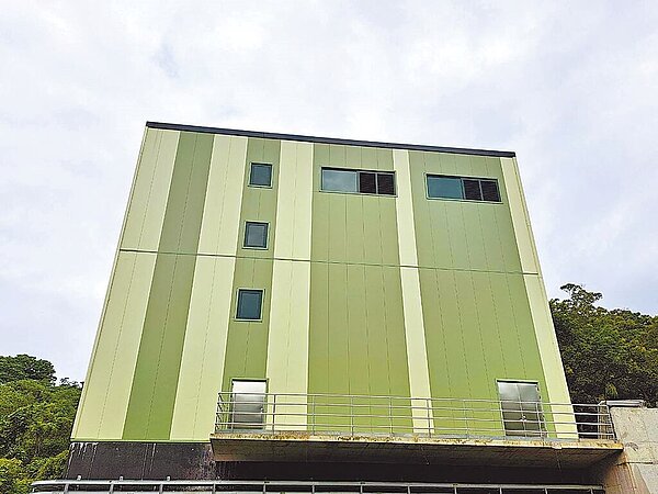 利用石門水庫水力發電的石圳聯通管小水力發電廠,最快將於8月底開始發電。(台電公司提供/呂筱蟬桃園傳真)