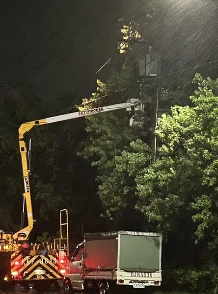高雄市今天清晨6時許仍有38913戶停電,台電派人搶修中。圖/讀者提供