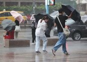 台灣本島中午前脫離暴風圈　杜蘇芮目前路徑曝　金門風雨將劇烈
