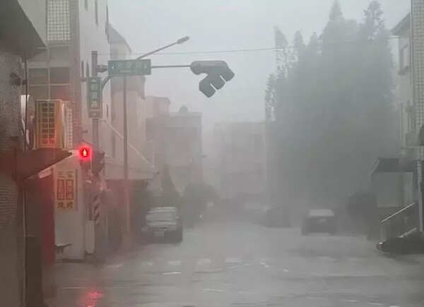 澎湖縣光復朝陽路口紅綠號誌燈遭吹歪。圖/取自臉書社團「澎湖交通觀察日誌」