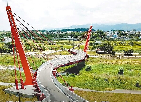 苗栗縣政府計畫在銅鑼鄉西湖溪竹森大橋至樟九大橋間堤岸,標租建置太陽能光電場,但引發銅鑼地方人士反彈,直言29日將發起抗議。圖為竹森大橋。(苗栗縣政府提供/李京昇苗栗傳真)