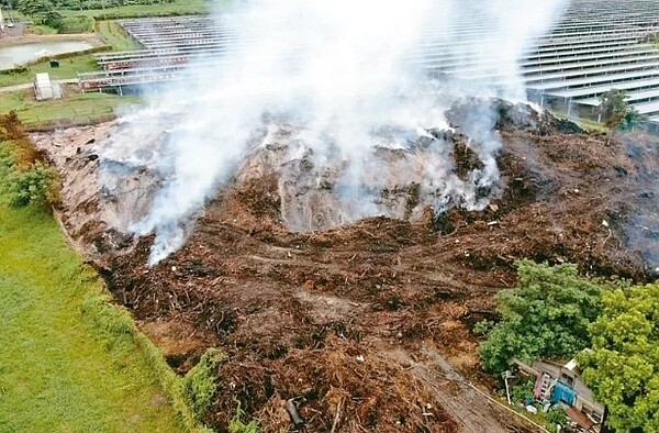 官田樹枝木資材整理場悶燒 台南官田區1處樹枝木資材暫置整理場4天前起火,持續悶燒到昨天還沒熄滅。圖/台南市消防局提供
