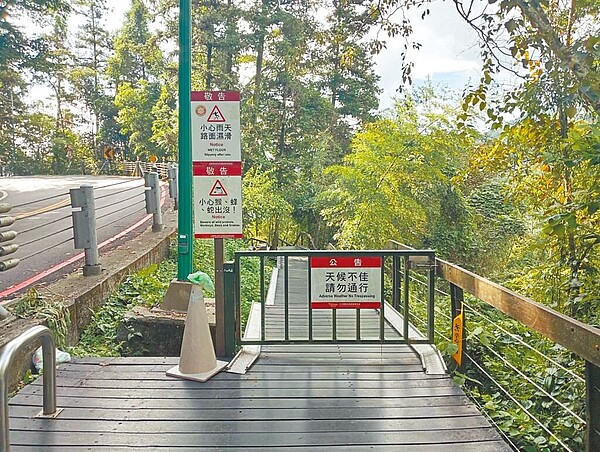 日月潭國家風景區管理處基於遊客安全,日月潭周邊步道實施預警性封閉。(日月潭風管處提供/楊靜茹南投傳真)