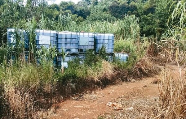 新竹縣湖口台鐵局土地，近來被民眾發現堆放20桶1噸不明廢液。記者黃羿馨／翻攝

