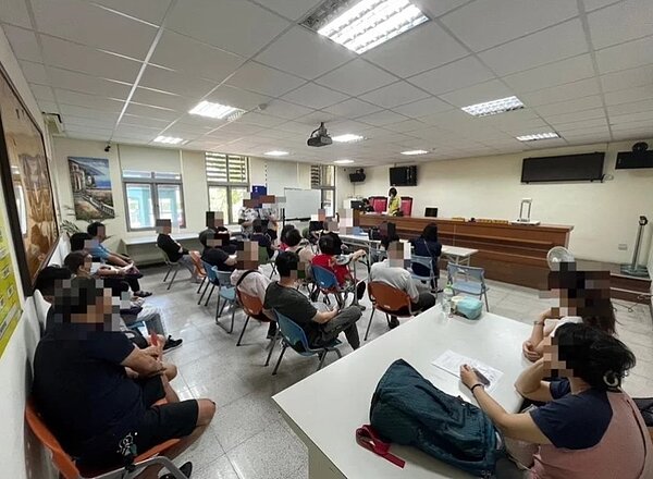 宜蘭大地主生前留下大筆房地產,遺產稅高達1.4億元,繼承人不知如何繳納,行政執行署宜蘭分署邀繼承人與相關人士開會討論,追回7千萬餘元。圖/行政執行署宜蘭分署提供