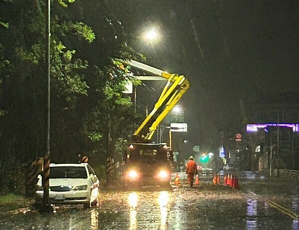 中颱杜蘇芮持續對南台灣造成災情,圖為台電人員深夜冒風雨搶修停電狀況。 圖/台高雄區處提供