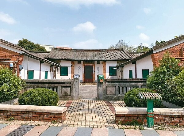 新屋范姜祖堂2號屋已列市定古蹟,但卡在未取得所有持分者同意,市府協議價購進度暫緩。圖/文化局提供
