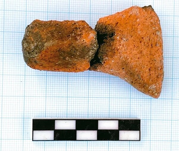 金華社會住宅基地近日正進行尖底明溝提取作業,卻發現2件疑似史前陶。圖/文化局提供