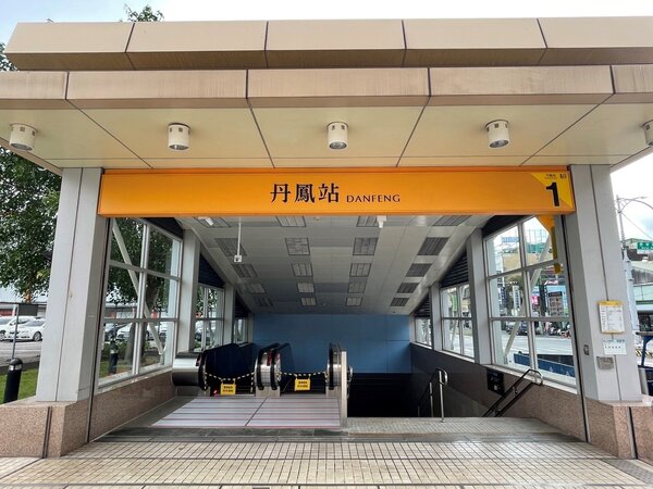 北捷丹鳳站1號出入口已增設雙向電扶梯，自7月31日起重啟使用。圖／台北捷運提供