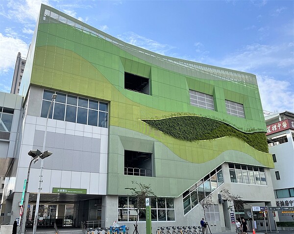 台中交通建設再傳捷報!這3座停車場獲「國家卓越建設獎」肯定 南屯區水安公地下停車場獲2023國家卓越建設獎「最佳管理維護類」優質獎。圖/台中市交通局提供
