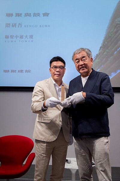 用建築讓人愛上台中!隈研吾「挑戰生涯最高樓」獻給聯聚中維大廈 聯聚創辦人江韋侖與國際建築大師隈研吾。圖/聯聚建設提供