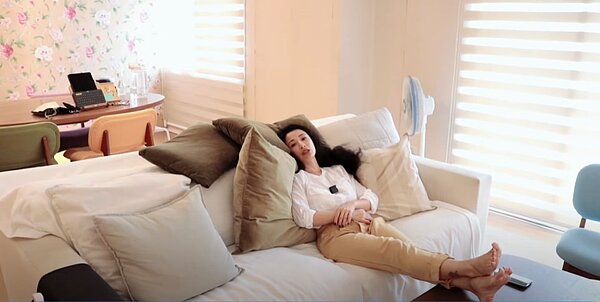 李蒨蓉自揭童年單親、獨生女關係,讓她養成一旁要有玩偶、抱枕增加安全感。圖/截自《李蒨蓉 Lee Chien Rong》YouTube