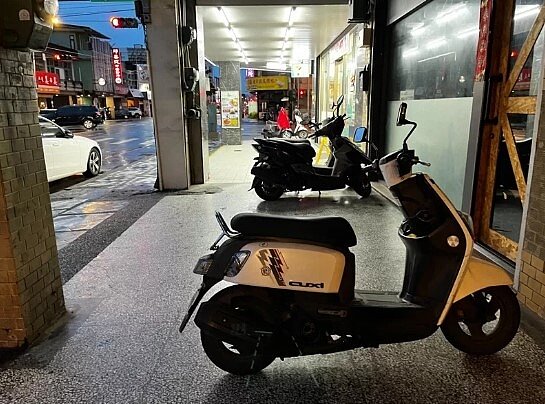 花蓮縣許多騎樓被機車、汽車占用,可能被課徵房屋稅。記者王思慧/攝影