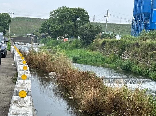 台中市神岡區崎溝橋長年因河水溢出,曾造成下游養鵝、鴨場遭沖走,損失慘重。立委楊瓊瓔爭取1.68億元整頓河道,將舊橋拓長為26.8公尺、寬10公尺。圖/立法委員楊瓊瓔提供