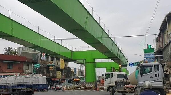 台灣民眾黨總統參選人柯文哲表示，中央前瞻軌道建設，今年各縣市進入興建高峰期。圖為桃園捷運綠線在蘆竹的工程。圖／聯合報系資料照
