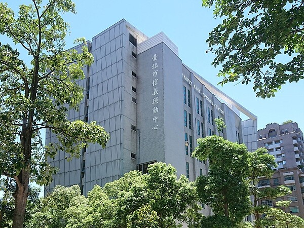 北市12個運動宅...最貴單價破百出列!中山交易量最夯 永慶統計台北市12個運動中心周遭近一年房市交易價量,前三名中正、松山、信義三處運動中心房價均已突破90萬大關。圖/永慶房屋提供