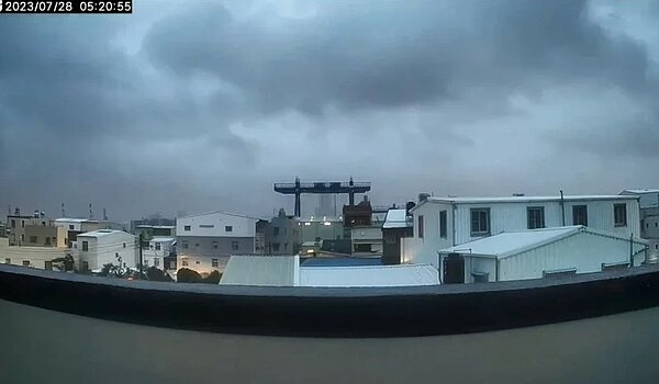 高雄旗津區李姓居民以縮時攝影技巧，在今天清晨5時許拍下杜蘇芮颱風過境旗津上空的畫面，只見天空烏雲詭譎多變。圖／李姓讀者提供
