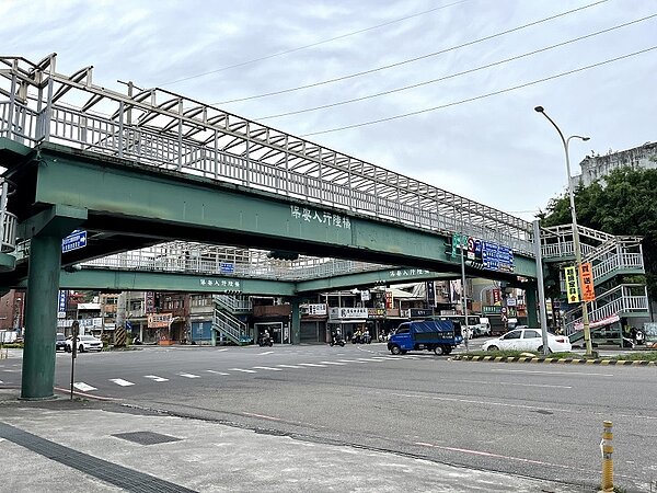 樹林交通要道大安與保安路口的人行陸橋將於8月底將被拆除。圖/蘇巧慧辦公室提供