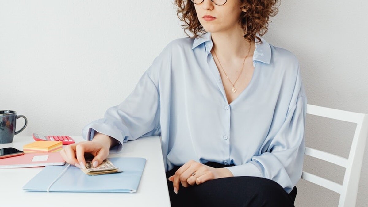 ▼原PO為了是否該分攤男友買房的房貸感到十分猶豫。(示意圖,非新聞當事人/取自<a href="https://www.pexels.com/zh-tw/photo/7680695/"><span style="color:#000000;">Pexels</span></a>)