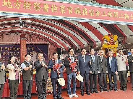 
桃園地檢署檢察官職務宿舍28日動土，該案由桃園地檢署出地、桃園市消防局出錢，基地約一半面積作為埔子消防分隊及消防第一大隊廳舍。（賴佑維攝）
