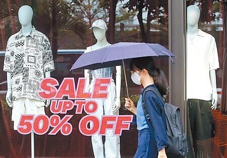 主計總處28日公布第2季GDP成長率為1.45%,較5月預測值下修0.37個百分點,全年「保2」無望。圖為商家大打折扣吸引民眾消費。(趙雙傑攝)
