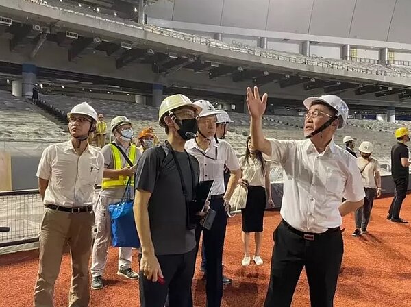 台北市副市長李四川（右一）昨公布大巨蛋現況，表示有些缺失待改善。圖／取自李四川臉書

