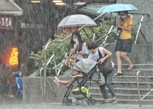 對流雲系發展旺盛，易有短延時強降雨，中央氣象局發布大雨特報，台東縣已有局部豪雨發生；今天台東地區及恆春半島有局部大雨發生的機率。圖／聯合資料照
