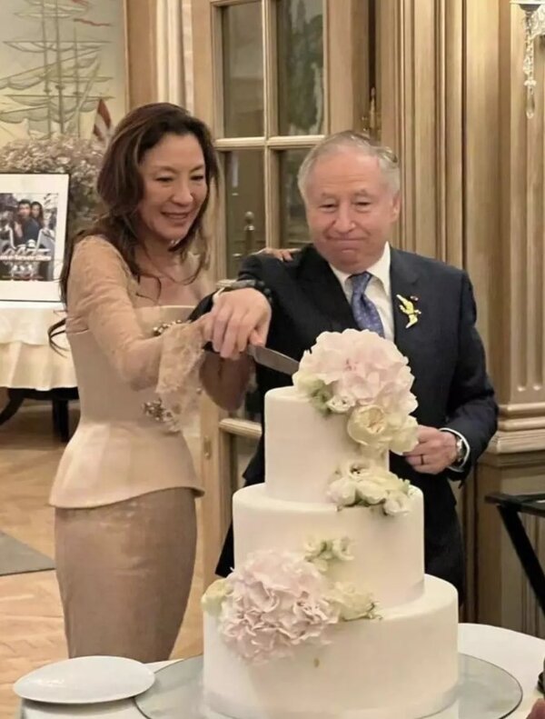 楊紫瓊與尚陶德婚禮上一起切蛋糕。圖／摘自IG
