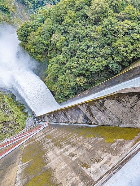 杜蘇芮颱風為南投山區帶來局部豪雨，萬大水庫28日上午進行排砂洩洪。（萬大發電廠提供／楊靜茹南投傳真）