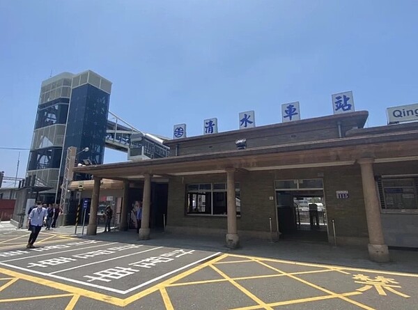 清水火車站跨站天橋的電梯昨面板顯示故障,廠商檢查員來是螞蟻在電力零件內部築巢,造成短路,廠商全面更換零件,今天下午電梯已恢復運作。記者林佩均/攝影