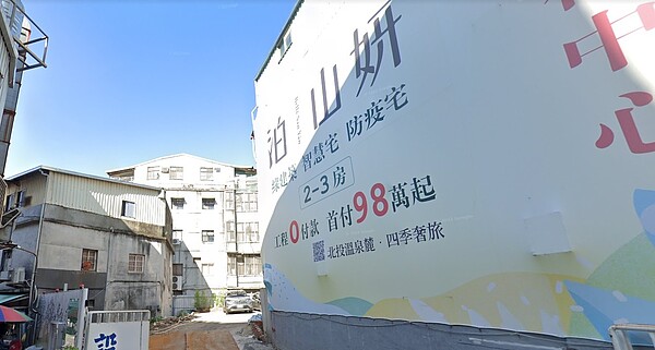 位在北投的建案泊山妍因為經營不善而停建，員工抱怨老闆積欠薪資神隱。圖／取自Google maps