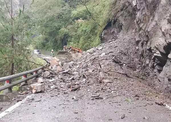 今早台20線利稻路段(176K+700),邊坡落石道路阻斷雙向道路無法通行。圖/關山工務段提供