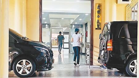 台灣人口老化,近年死亡人數年增1、2萬人,但各縣市公立殯葬設施近乎飽和,遭諷「恐死無葬身之地」。圖為殯葬業者的車輛在遺體冷藏室前等候。(呂健豪攝)