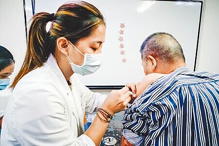 
每年秋冬，流感疫情來勢洶洶，接種疫苗是國際公認最有效的預防措施。（本報資料照片）
