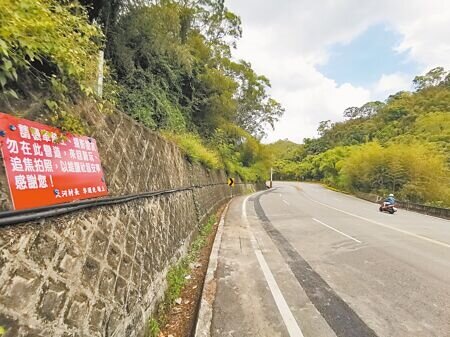 苗栗縣台3線沿線居民為大型重機車製造的噪音所苦,當地民眾自製標語提醒騎士。(謝明俊攝)
