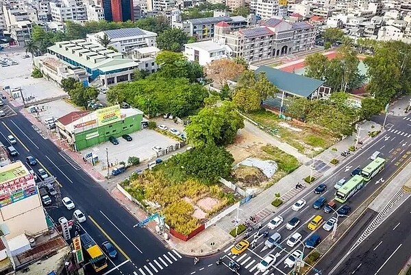 嘉義市政府推動中彰投雲嘉首件「民族國小西側公辦都更案」，第一期吸引國城建設公司投資23億元開發，再啟動二期招商。圖／嘉市府提供
