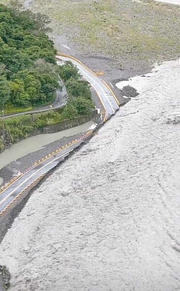 南橫公路梅蘭明隧道旁的河床便道27日被溪水沖毀,每逢豪雨就封路或停電,山區居民十分無奈。圖/讀者提供