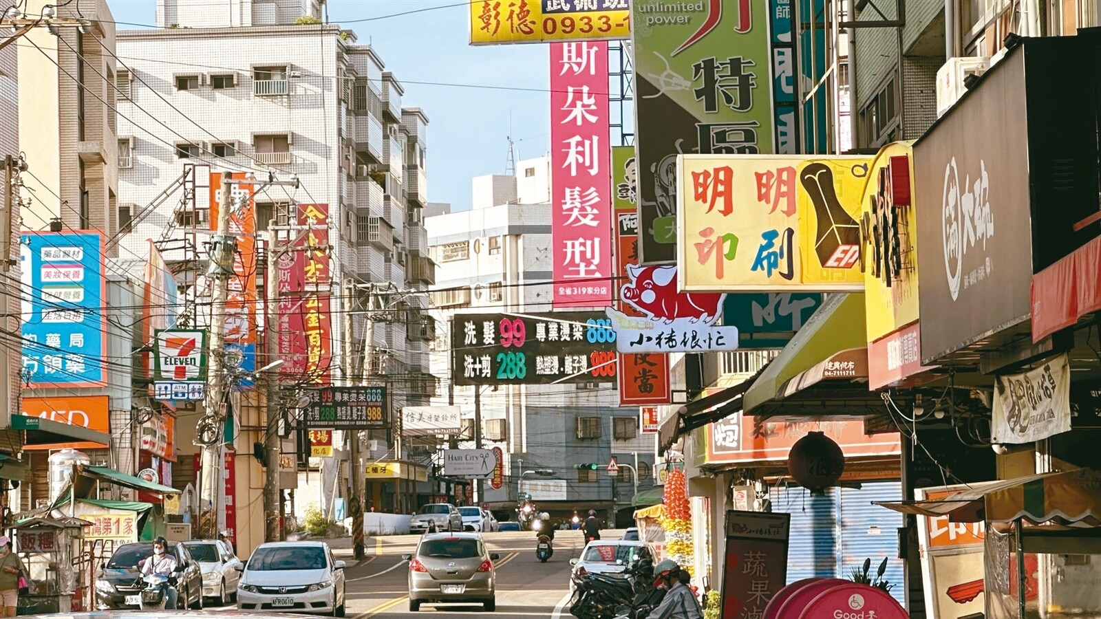 彰化市大埔路的廣告看板設置混亂，有的甚至伸出半個路面，被批評影響交通安全。記者劉明岩／攝影 