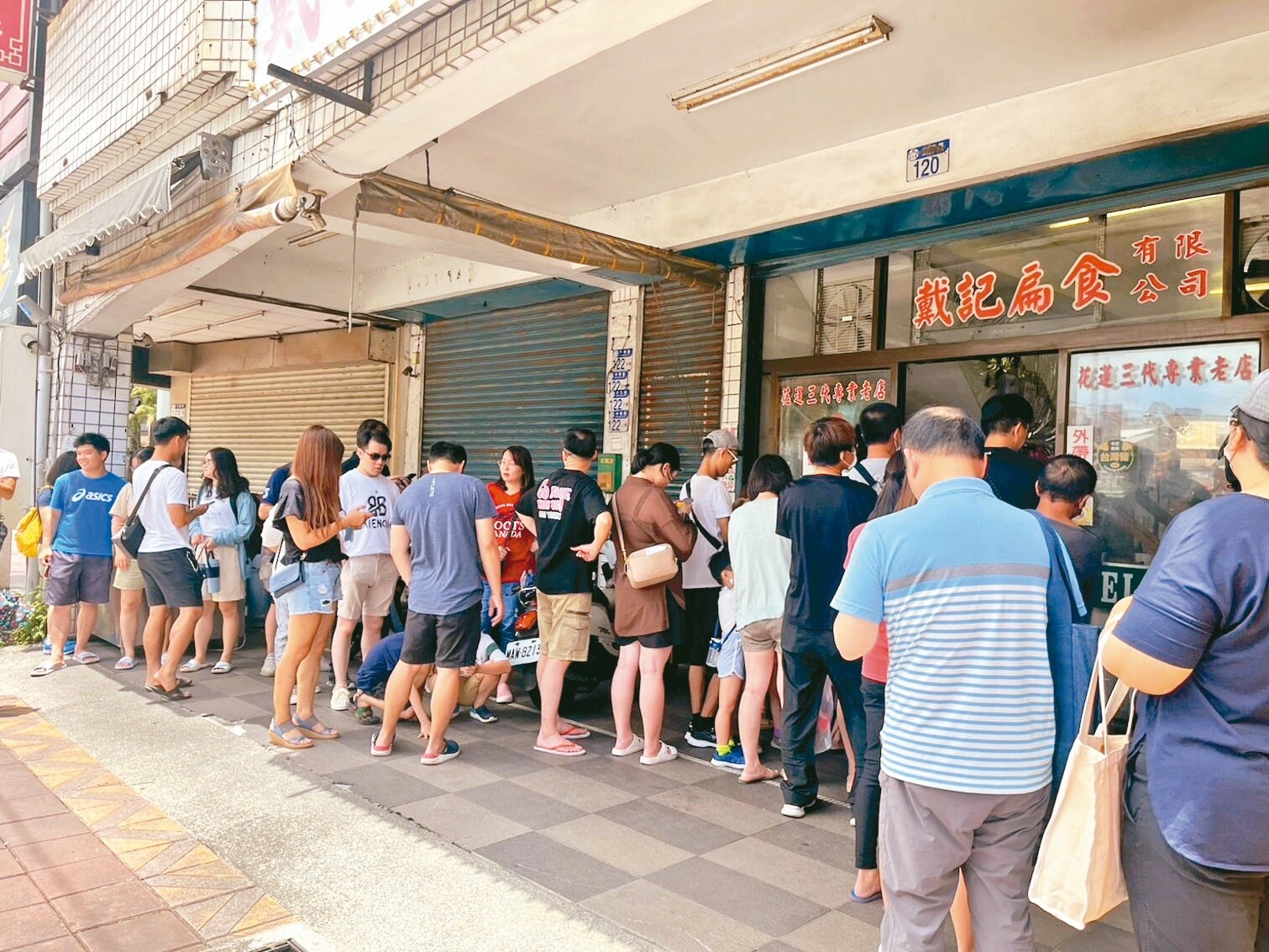 花蓮戴記扁食傳出將歇業的消息，這兩天店門口排隊的人潮更多了。記者王燕華／攝影 