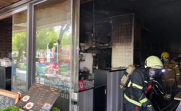 在美食網站獲譽大分量輕食的高雄餐廳,昨天下午發生火警,20分鐘滅火,1名員工受輕傷。圖/讀者提供