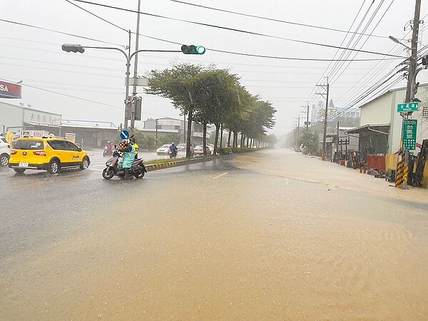 受到颱風外圍環流影響，彰化地區昨傍晚開始下起大雨，彰化市彰南路一帶又淹，馬路一片汪洋。圖／警方提供