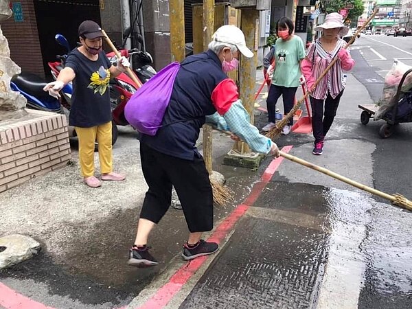 中正里的志工們把里內環境打掃得乾乾淨淨