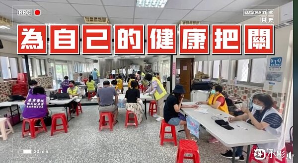 港墘里魏景城里長跟內湖區健康服務中心一起合辦了健檢活動
