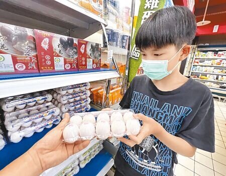 國內雞蛋處於銷售淡季,但價格仍維持在高檔,台北市蛋商公會理事長林天來30日指出,蛋價已經回不去了。圖為民眾在賣場中選購雞蛋。(本報資料照片)