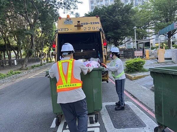 新竹市長高虹安今宣布，8月1日起將開放滿50戶以上社區向環保局申請清運垃圾子車及廚餘，垃圾子車由社區自備，廚餘桶則由環保局提供。圖／新竹市政府提供
