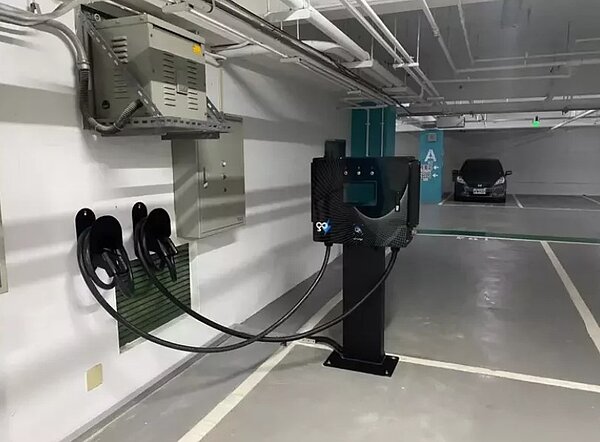 市長高虹安向交通部爭取「電動車充電樁建置計畫」獲核定補助逾7000萬元,未來將持續推動充電站點佈建,目標明年底前於全市完成建置266支電動汽車充電樁。圖/新竹市政府提供