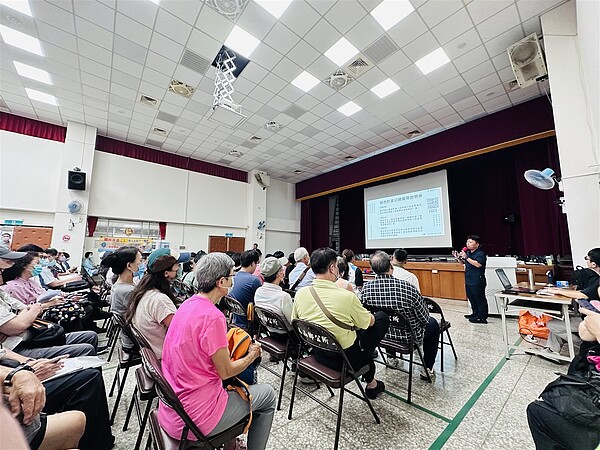 新北市城鄉局啟動捷運輔大丹鳳站周邊工業區都市計畫變更，日前在泰山區公所開說明會，現場座無虛席。記者劉懿萱／攝影 