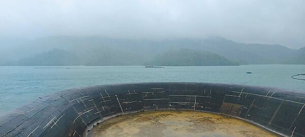 南化水庫逼近溢流邊緣，南水局控制越域引水量，維持滿庫狀態。圖／台灣自來水公司提供