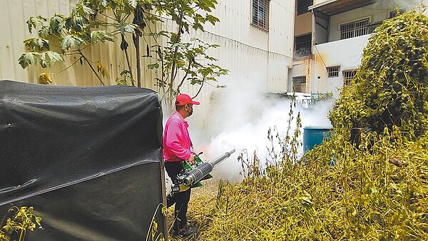 南投縣衛生局前往登革熱確診者住家附近環境進行噴藥消毒。圖／
南投縣衛生局提供