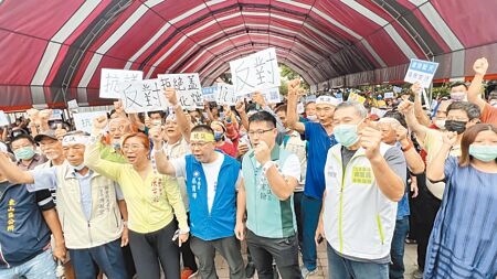 
台南市柳營區民反對柳營科技園區興建焚化爐，30日有超過600位居民集結在篤農活動中心抗議，多位民代也到場聲援。（張毓翎攝）
